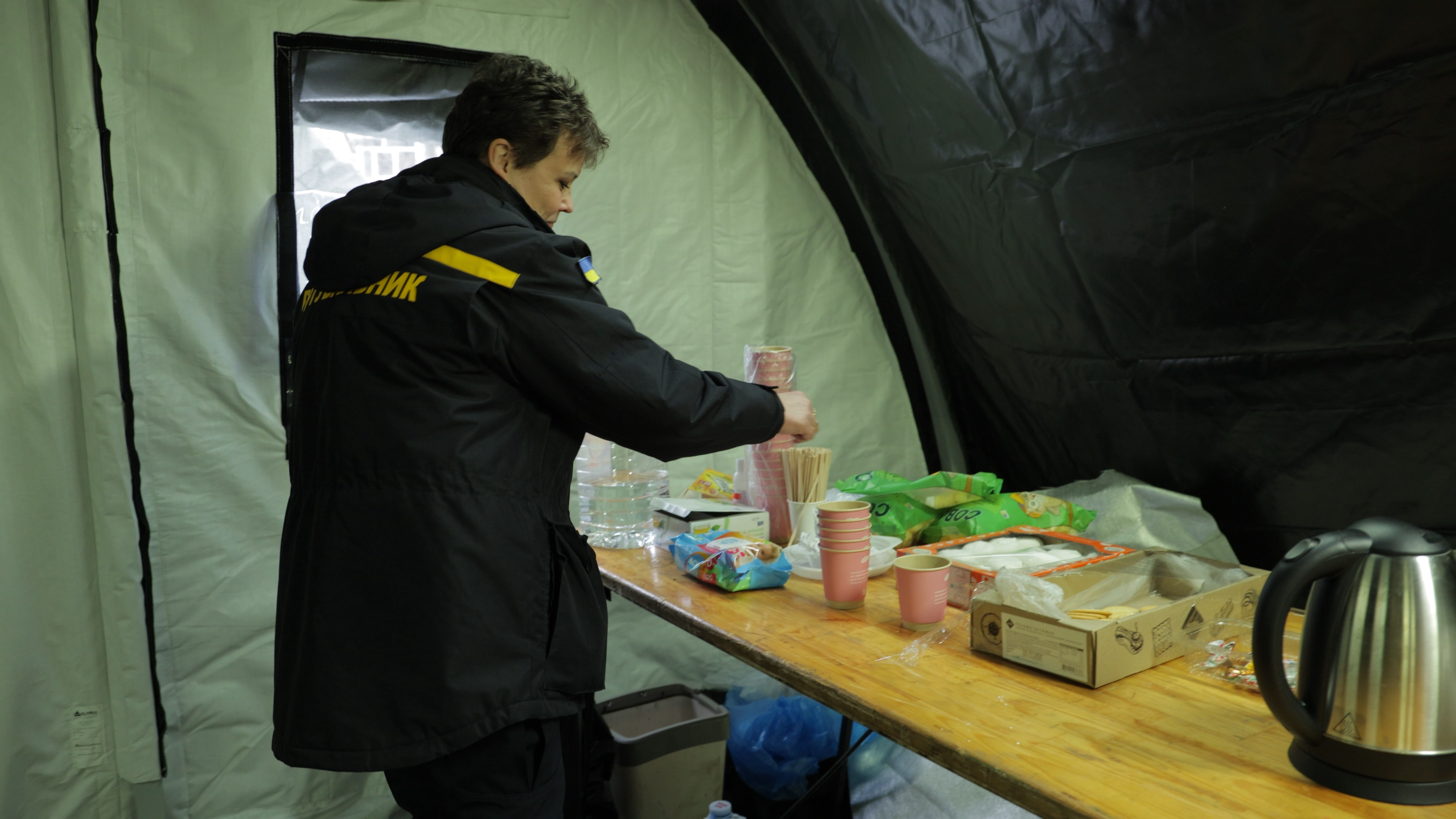 "Никто никуда не поедет". Репортаж с Троещины, где люди живут без отопления